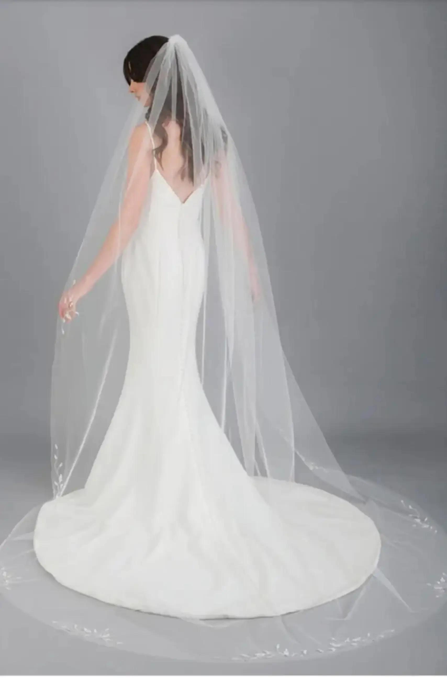 Elegance in Every Detail: Veils at Seattle Bridal Rack Image